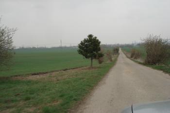 pohled od hlavní budovy na hlavní příjezdovou cestu k Sokolnicím a el. rozvodně (© Jaromír Schoffer, 04/2010)