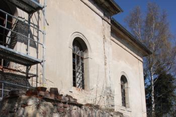 Jižní stěna kostela ( © Ivan Grisa 04/2010)