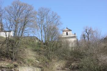 Kostel od hlavní silnice ( © Ivan Grisa 04/2010)