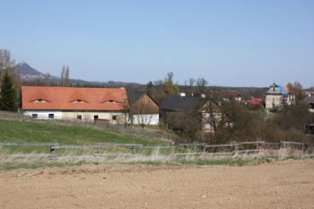 Kostel (zcela vpravo) v panoramatu vsi a hradu Bezděz ( © Ivan Grisa 04/2010)
