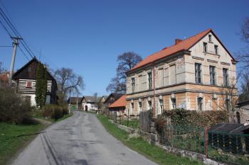 Bývalá škola uprostřed návsi ( © Ivan Grisa 04/2010)