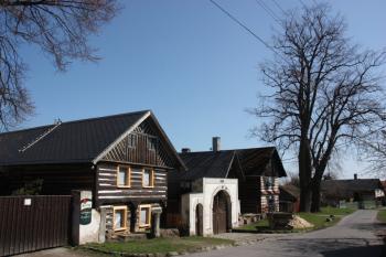 Severní fronta návsi: východní část ( © Ivan Grisa 04/2010)