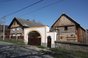 Jedna z typických vjezdových bran nosálovských statků ( © Ivan Grisa 04/2010)