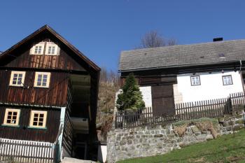 Chalupy ve střední části východního břehu skalního zářezu ( © Ivan Grisa 04/2010)