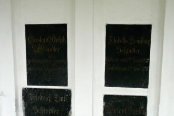 náhrobní desky členů rodu Schindlerů ( © Jan P. Štěpánek 04/2010)