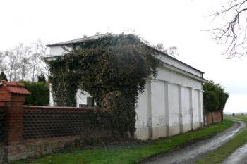 celkový pohled na hrobku z vnější strany, cestou k bývalému pivovaru a lihovaru ( © Jan P. Štěpánek 04/2010)