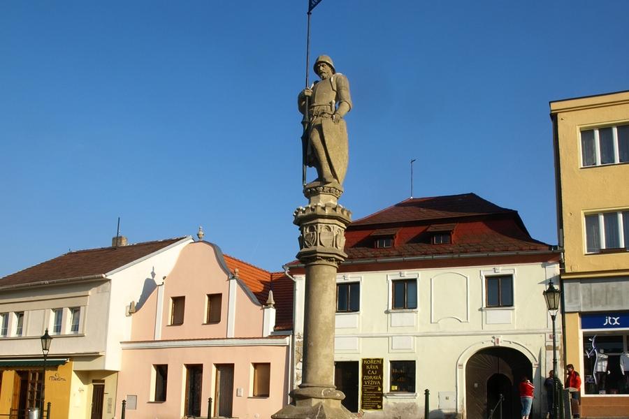 kašna se sochou rytíře