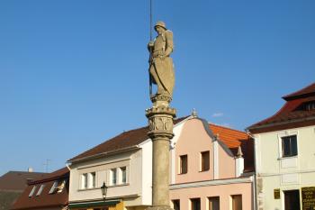 kašna se sochou rytíře ( © Milan Caha 04/2010)
