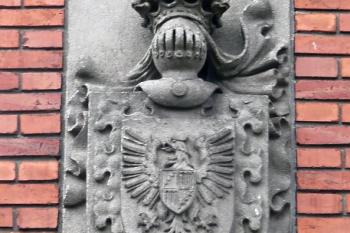 Fürstenberský rodový znak v průčelí kaple ( © Jan P. Štěpánek 04/2010)