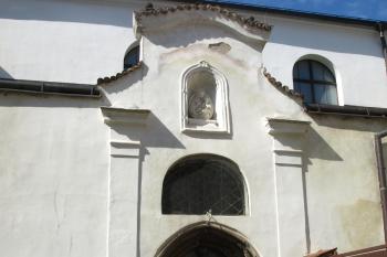 boční vchod kostela s druhotně osazeným gotickým portálem (snad původním portálem hlavního vchodu) ( © Milan Caha 04/2010)