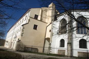 spojení gotického kostela a barokní klášterní budovy ( © Milan Caha 04/2010)
