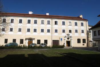 klášterní budova ( © Milan Caha 04/2010)