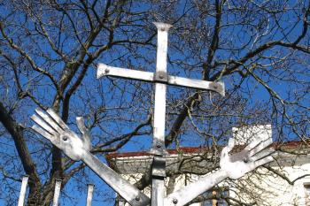 vstup do klášterní zahrady na hradbách – znak řádu minoritů ( © Milan Caha 04/2010)