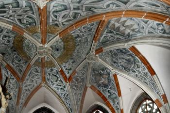mladší závěr kněžiště s žebrovou hvězdicovou klenbou a kružbovými okny ( © Pavel Zany Komárek 12. 9. 2009)