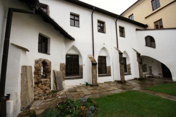 rajský dvůr od západu ( © Pavel Zany Komárek 12. 9. 2009)