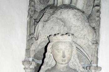 socha neznámé světice v baldachýnové nice mladší části závěru ( © Pavel Zany Komárek 12. 9. 2009)