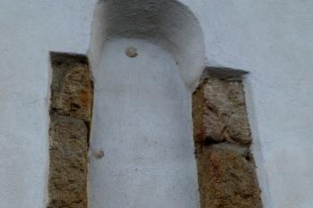 původní štěrbinové okénko v severní zdi lodi ( © Milan Caha 05/2010)