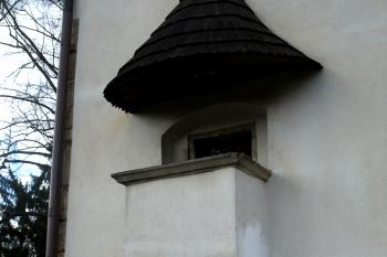 venkovní kazatelna ze 17. století na jižní zdi lodi ( © Milan Caha 05/2010)