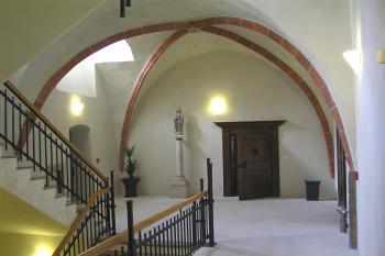 klenba na schodišti před vstupem do velké gotické síně (© Karel Husák, 07/2006)