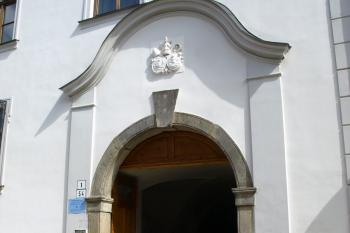 barokní portál v uličním průčelí ( © Milan Caha 05/2010)