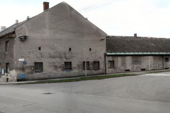 pohled od silnice z Kosova na hlavní budovy pivovaru (© Jaromír Schoffer, 04/2010)