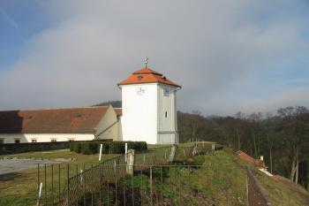 hosp.budovy v sev.části areálu a mpůvodní hradní obranná břitová věž (© D Dohňanský, 11/2016)