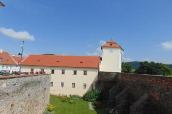 Budova předzámčí s napojenou původní hradní břitovou věži (© Dušan Dohňanský  07/2021)