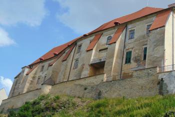 Západní část paláce s opěrnými pilíři (© Dušan Dohňanský  07/2021)
