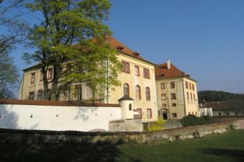 Pohled z přístupové cesty (© Milan Vaněrka, 02/2007)