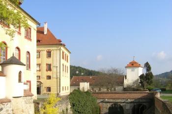 Přes příkop k věži (© Milan Vaněrka, 02/2007)