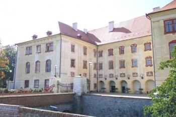 Nádvoří zámku přes hradní příkop (© Milan Vaněrka, 09/2007)