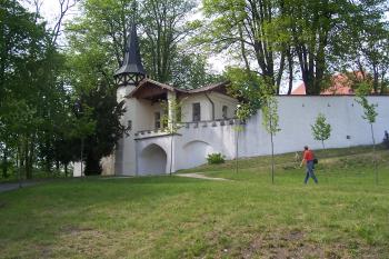 Zámecký letohrádek v parku (© Michal Schuster, 05/2008)