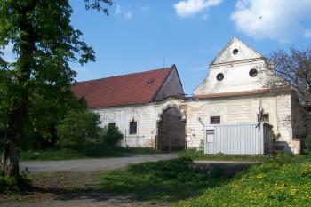 Hospodářský dvůr pod zámkem (© Michal Schuster, 05/2008)