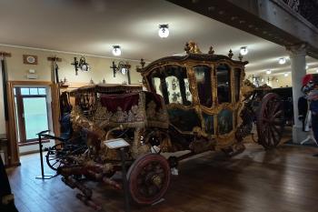 kočár zlatá Karosa - Francie 1750 - spojovaná s knížetem biskupem F.J.Troyerem (© Jaroslav Špiroch  09/2025)