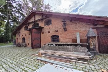 zadní průčelí muzea kočárů (© Jaroslav Špiroch  09/2025)