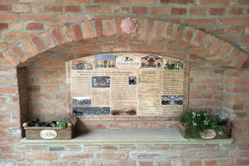 výklenek po levé straně vstupu do muzea kočárů (© Jaroslav Špiroch  09/2025)