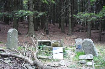 hraniční kameny s pomníčkem před obnovou (© zdeněk komínek, 09/2006)