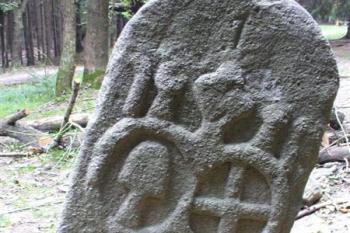 hraniční kámen před obnovou (© zdeněk komínek, 09/2006)