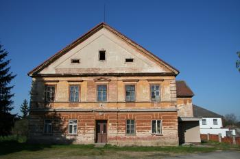 Čelo zámku ( © Petr Nožička 04/2010)