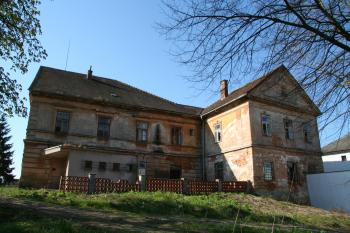 Část zámku – vpravo pravděpodobně obydlená část, vlevo vybydlená ( © Petr Nožička 04/2010)