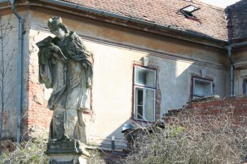 Pomník války r. 1866 a socha sv. Jana Nepomuckého před zámkem ( © Petr Nožička 04/2010)
