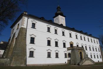 Zahradní průčelí zámku.  (© Pavel  Vlach, 03/2015)