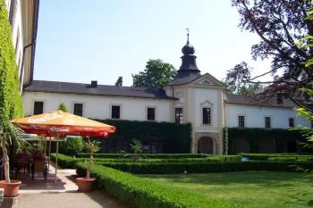 Letohrad - Nádvoří, vlevo zámecký hotel (© Ivo Rozehnal, 07/2010)