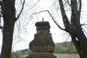 Podstavec od jihovýchodu ( © Ivan Grisa 05/2010)