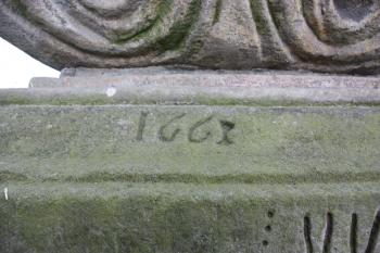 Letopočet 1662(?) na jihovýchodní římse podstavce ( © Ivan Grisa 05/2010)