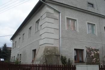 na rohu opěrný pilíř (© Jaromír Schoffer, 05/2010)