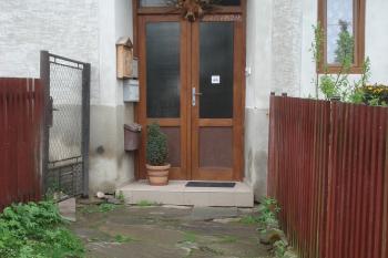 hlavní vstup, bohužel s plastovými dveřmi (© Jaromír Schoffer, 05/2010)
