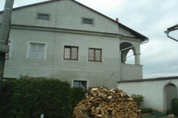 pohled na část arkád směrem do dvora (© Jaromír Schoffer, 05/2010)
