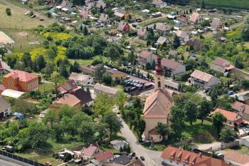 Kostel z vrcholu Zlatníku ( © Lukáš Černý 05/2011)