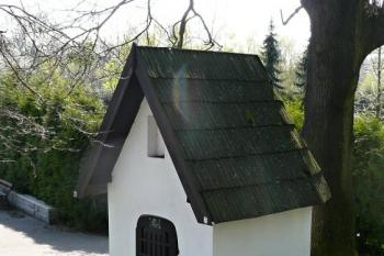 pohled na kapli od centrálního hřbitovního kříže ( © Jan P. Štěpánek 05/2010)